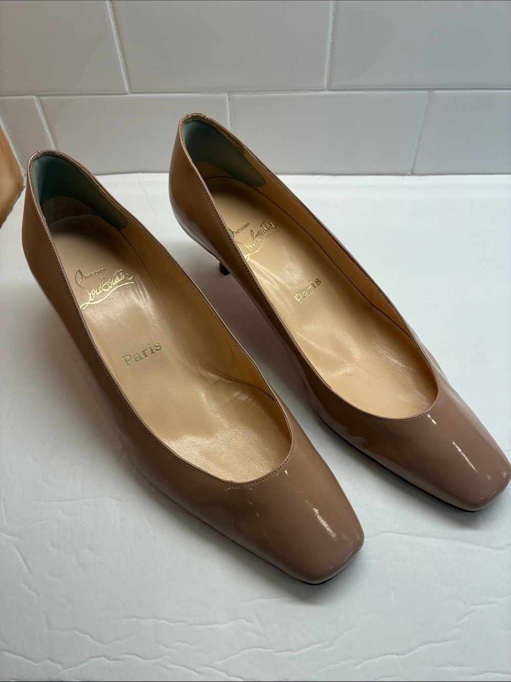CHRISTIAN LOUBOUTIN sz 40 pat. leather square-toe 2” pumps in nude (gently worn)